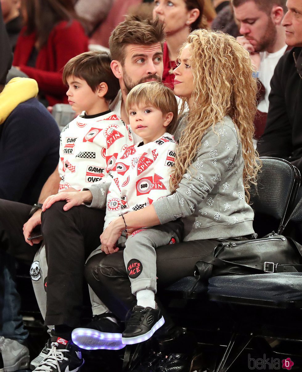 Shakira y Gerard Piqué con Milan y Sasha disfrutando de un partido de la NBA