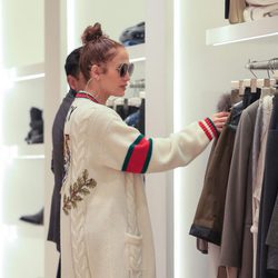 Jennifer Lopez de compras en una tienda de ropa