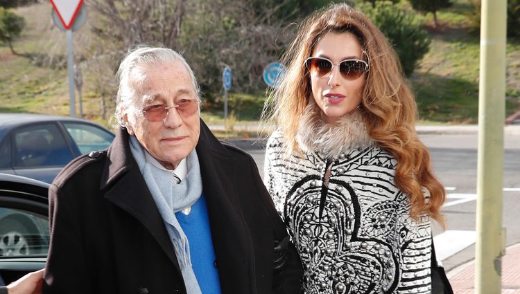 Paloma Cuevas y su padre Victoriano Valencia acudiendo al tanatorio tras la muerte de Carmen Franco