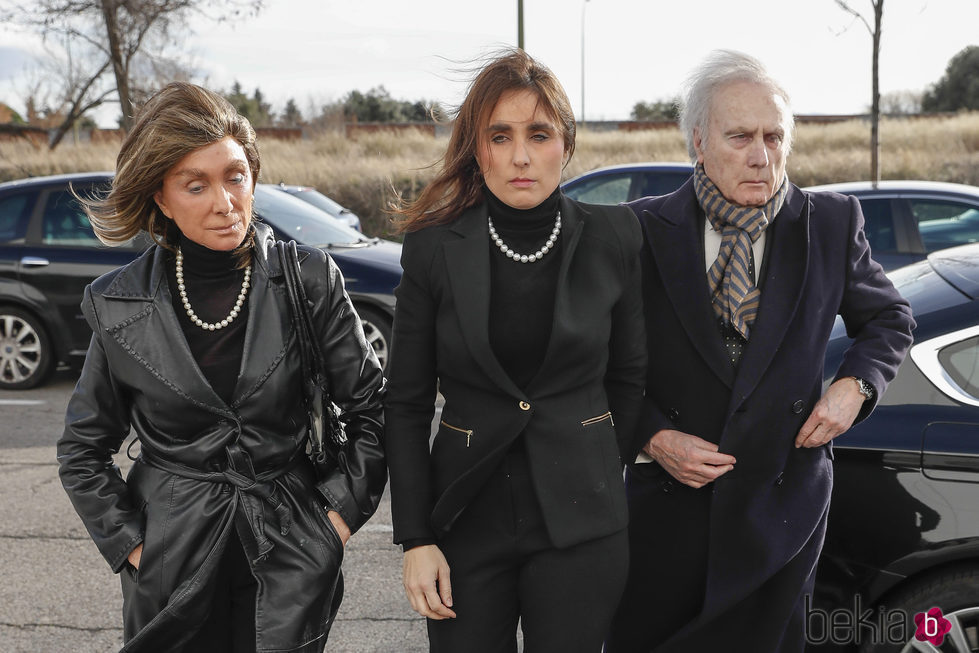 Paloma Segrelles con sus padres acudiendo al tanatorio tras la muerte de Carmen Franco