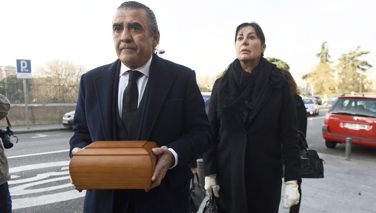 Carmen Martínez-Bordiú y Jaime Martínez-Bordiú llevando los restos de Carmen Franco