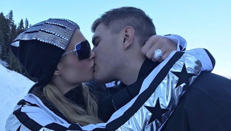 Chris Zylka le pide matrimonio a Paris Hilton