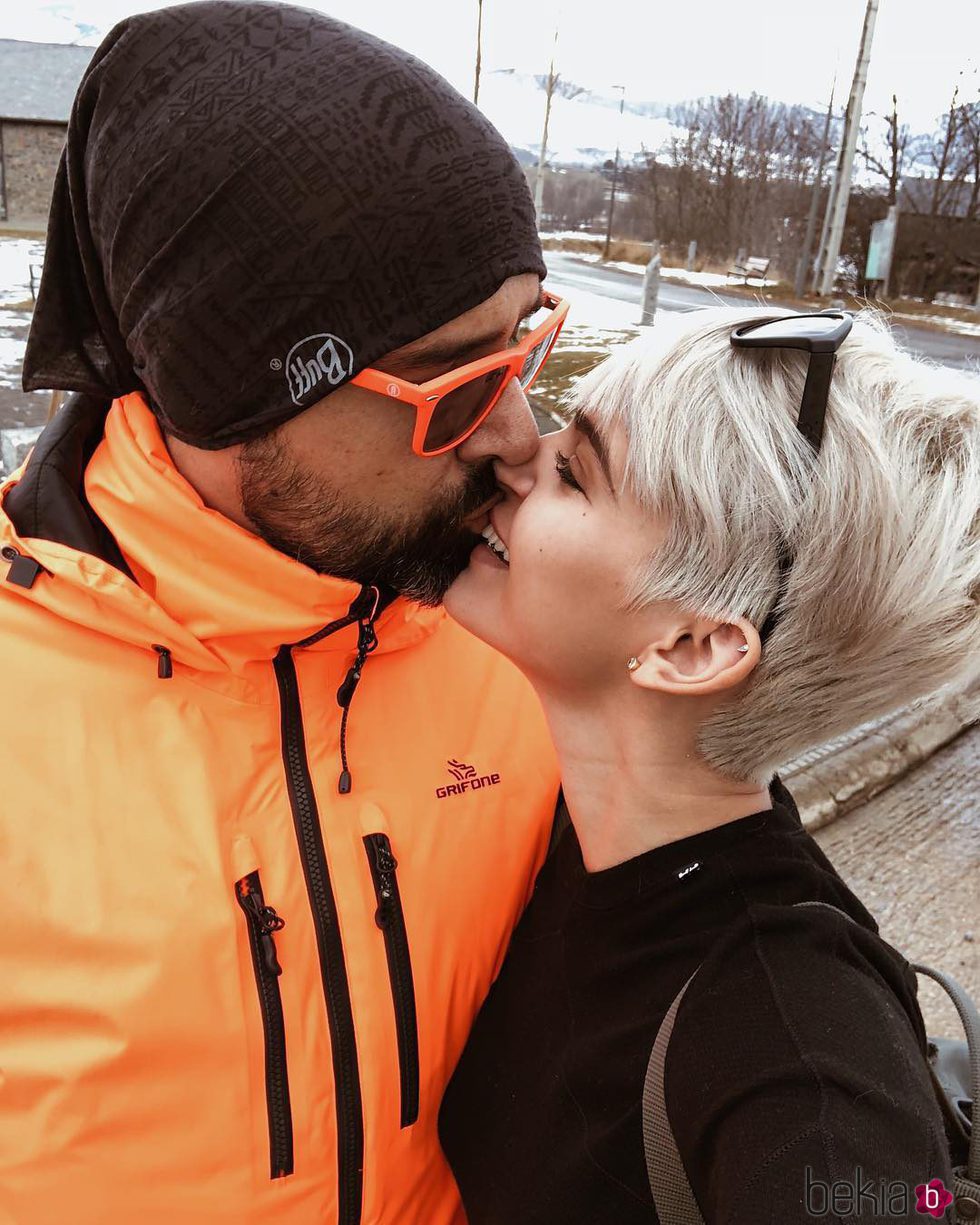 Risto Mejide y Laura Escanes se besan en la nieve