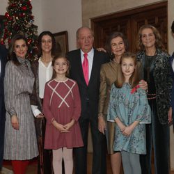 El Rey Juan Carlos con la Reina Sofía, la Infanta Elena y sus hijos y los Reyes con sus hijas por su 80 cumpleaños