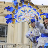 Tana Rivera lanzando caramelos desde la carroza del Rey Baltasar de Sevilla