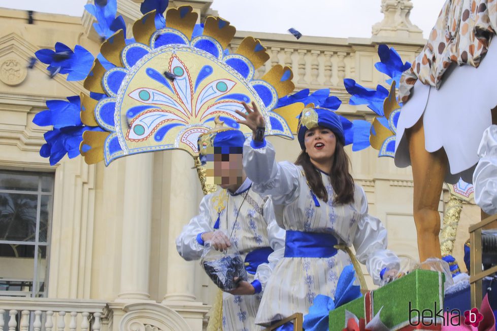 Tana Rivera lanzando caramelos desde la carroza del Rey Baltasar de Sevilla