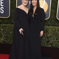 Meryl Streep y Ai-Jen Poo en la alfombra roja de Globos de Oro 2018