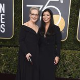 Meryl Streep y Ai-Jen Poo en la alfombra roja de Globos de Oro 2018