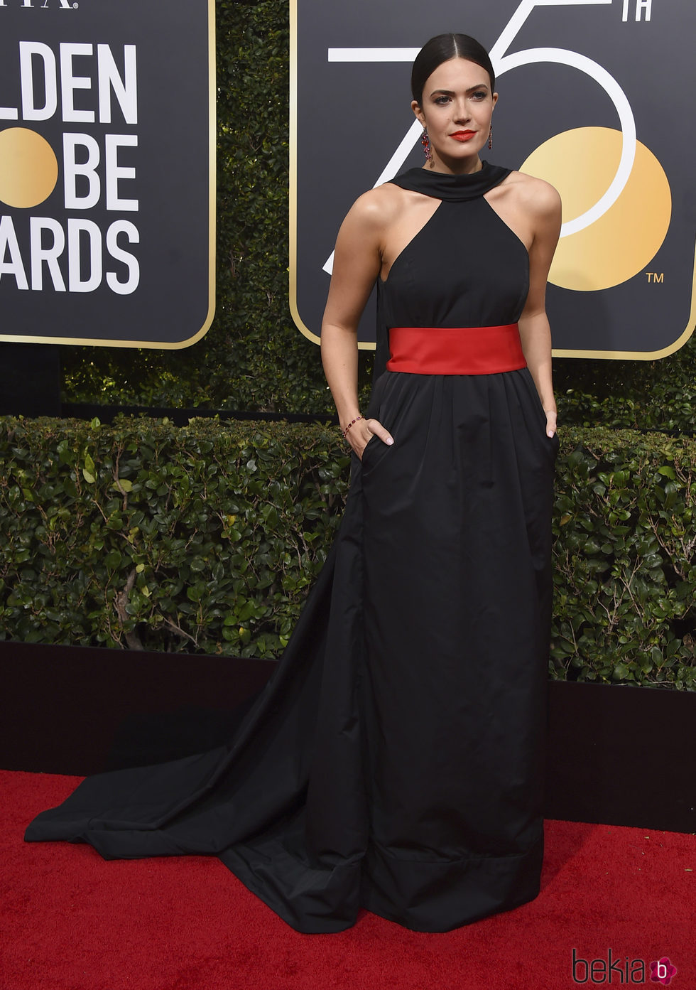 Mandy Moore en la alfombra roja de los Globos de Oro 2018