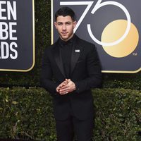 Nick Jonas en la alfombra roja de los Globos de Oro 2018