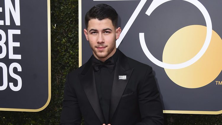 Nick Jonas en la alfombra roja de los Globos de Oro 2018