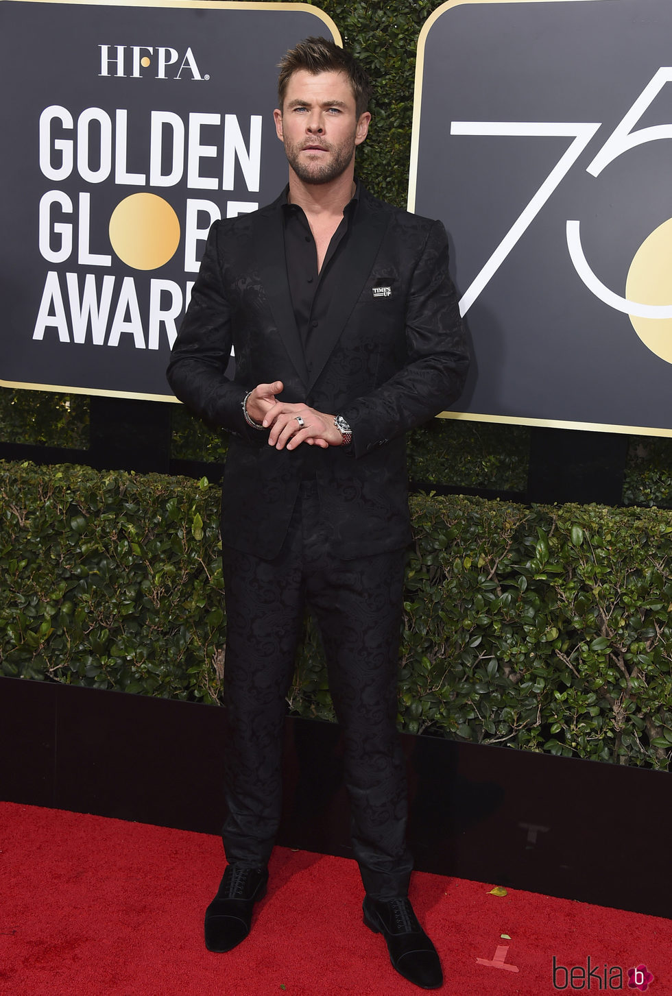 Chris Hemsworth en la alfombra roja de los Globos de Oro 2018