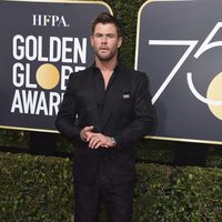 Chris Hemsworth en la alfombra roja de los Globos de Oro 2018