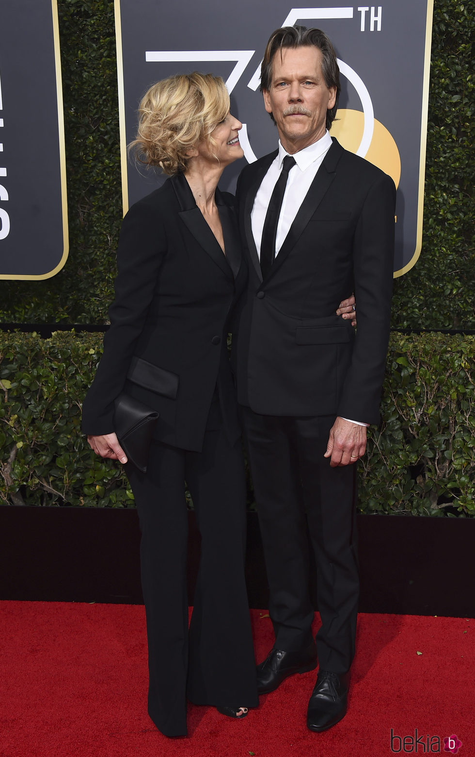 Kevin Bacon y su mujer Kyra Sedgwick en la alfombra roja de los Globos de Oro 2018