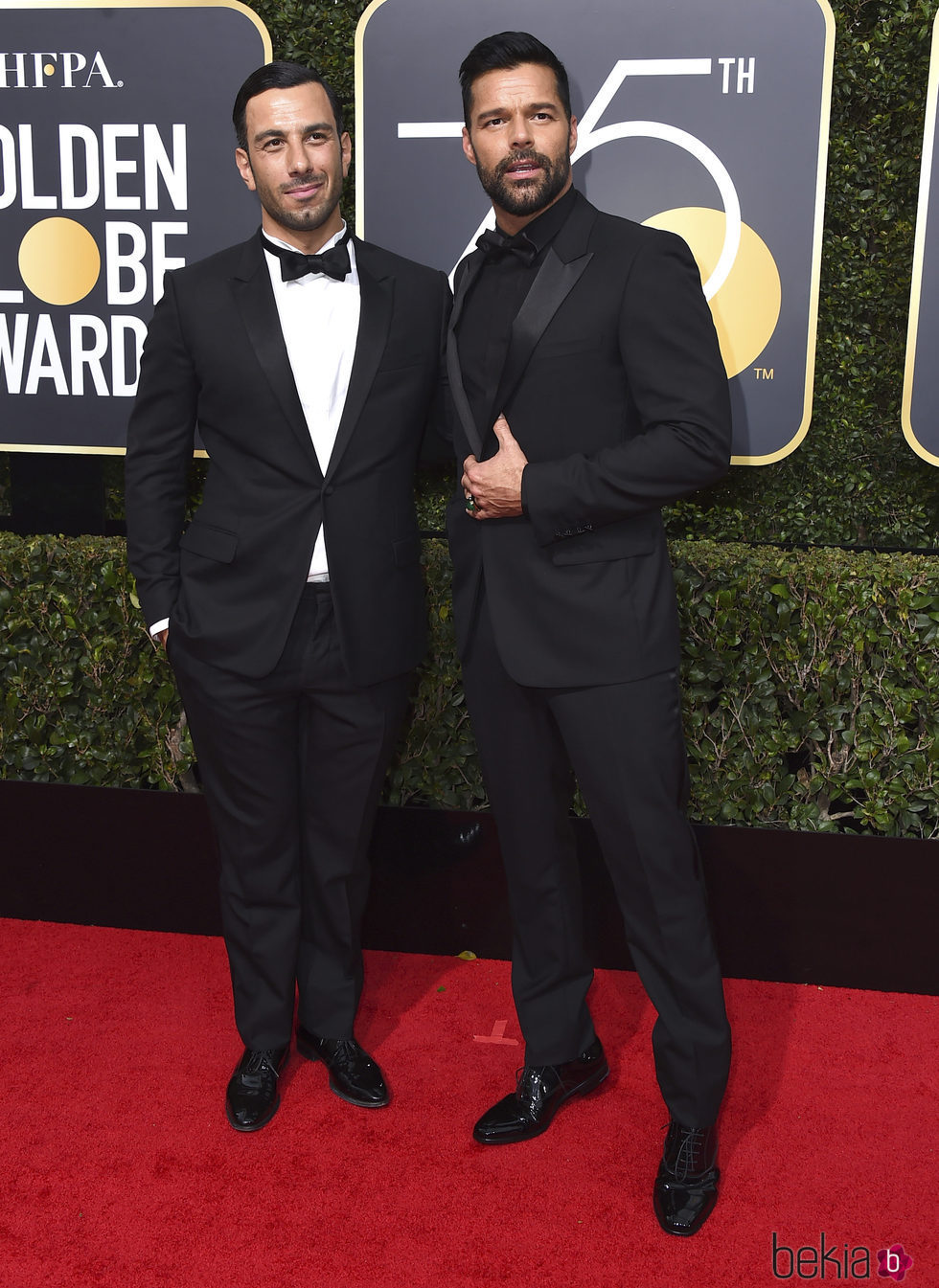 Ricky Martin y Jwan Yosef en la alfombra roja de los Globos de Oro 2018