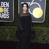 Angelina Jolie en los Globos de oro 2018