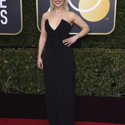 Emilia Clarke en la alfombra roja de los Globos de Oro 2018