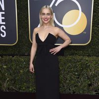 Emilia Clarke en la alfombra roja de los Globos de Oro 2018