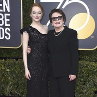 Emma Stone con Billy Jean King en la alfombra roja de los Globos de Oro 2018