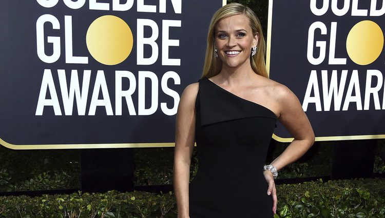 Reese Witherspoon en la alfombra roja de los Globos de Oro 2018