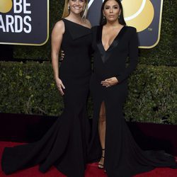 Reese Witherspoon y Eva Longoria en la alfombra roja de los Globos de Oro 2018