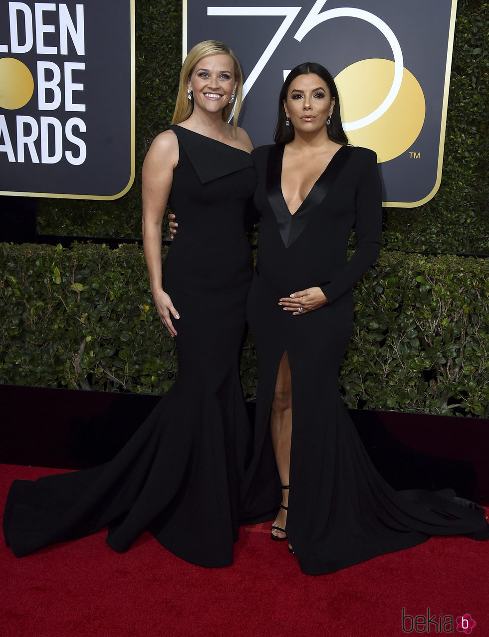 Reese Witherspoon y Eva Longoria en la alfombra roja de los Globos de Oro 2018