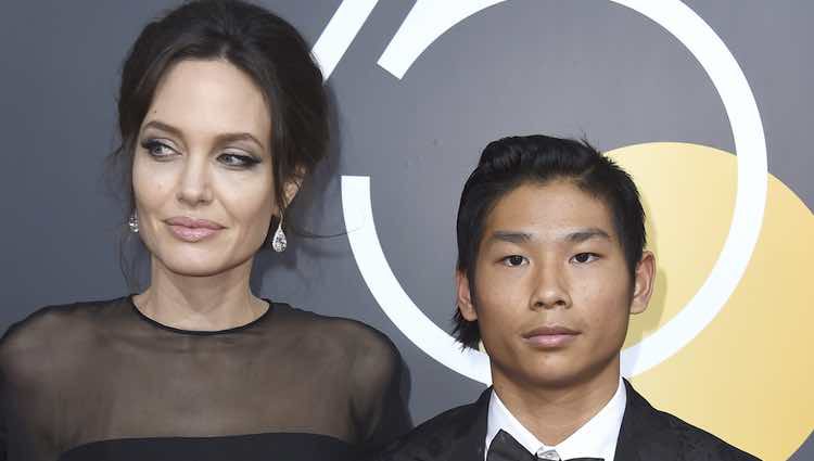 Angelina Jolie y su hijo Maddox en la alfombra roja de los Globos de Oro 2018