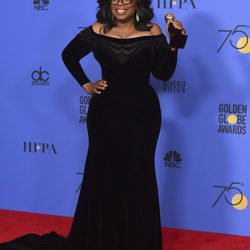 Oprah Winfrey posa con su Globo de Oro honorífico del 2018