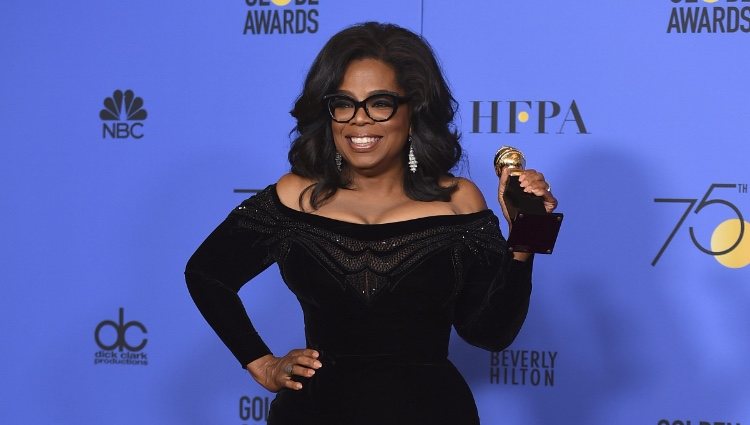 Oprah Winfrey posa con su Globo de Oro honorífico del 2018