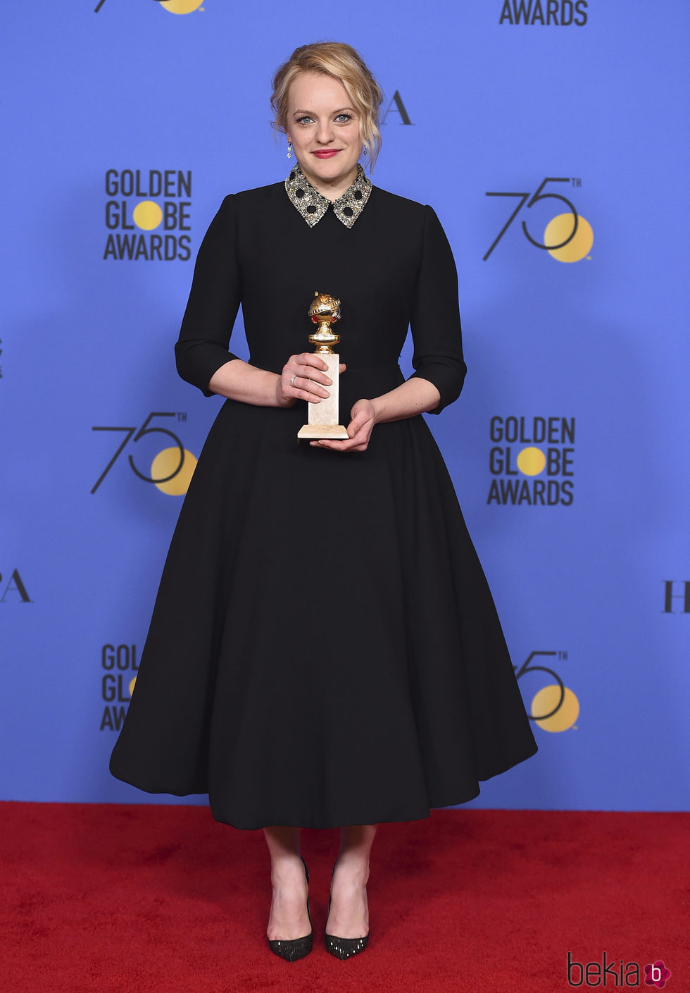 Elisabeth Moss con su Gobo de Oro 2018 por 'The Handmaid´s Tale'