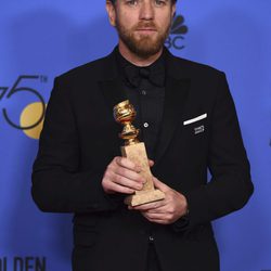 Ewan McGregor con su Globo de Oro 2018 por su papel en 'Fargo'