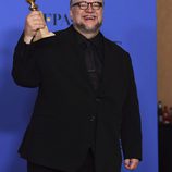 Guillermo del Toro con su Globo de Oro 2018 por 'La forma del agua'