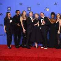 El cast de 'The Handmaid´s Tale' posa con su dos Globos de Oro 2018 conseguidos