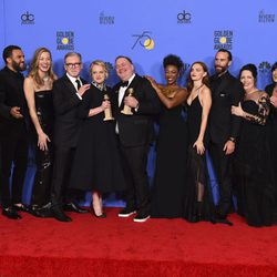 El cast de 'The Handmaid´s Tale' posa con su dos Globos de Oro 2018 conseguidos