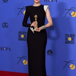 Saoirse Ronan con su Globo de Oro 2018 por su papel en 'Lady Bird'