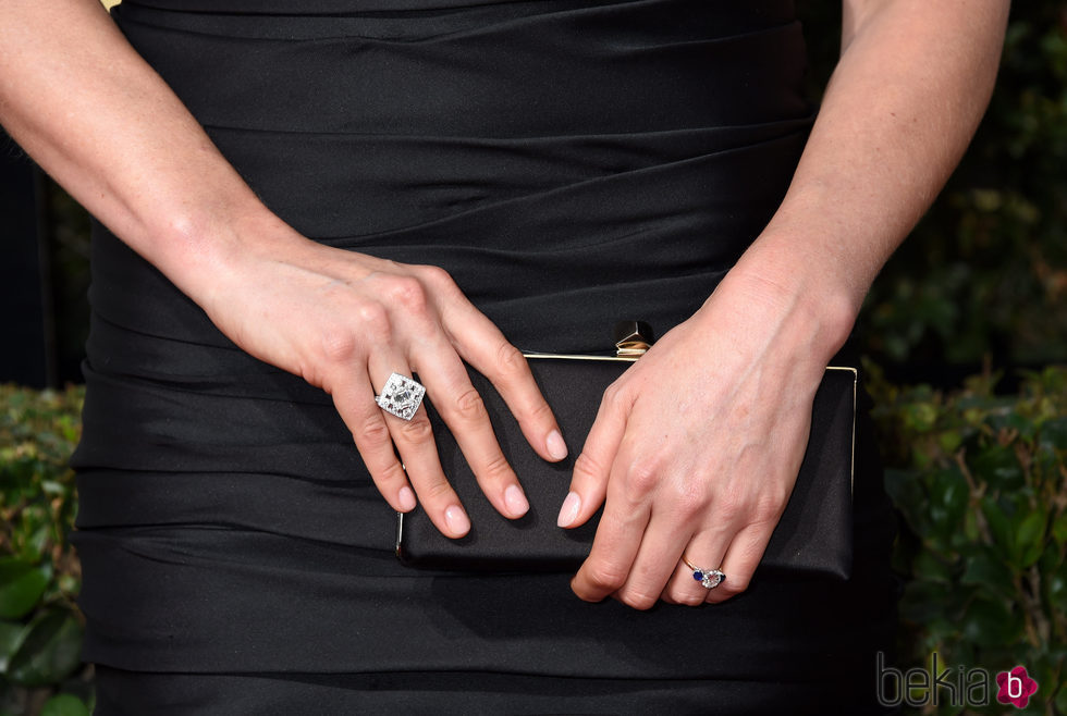 Caitriona Balfe con su anillo de pedida durante los Globos de Oro 2018