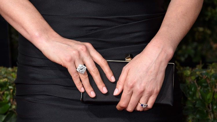 Caitriona Balfe con su anillo de pedida durante los Globos de Oro 2018
