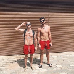 Pelayo Díaz y Andy Mc Dougall lucen torso desnudo en bañador