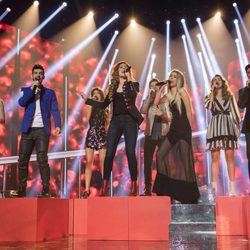 Los concursantes de 'OT 2017' en la gala 10 cantando 'Resistiré'