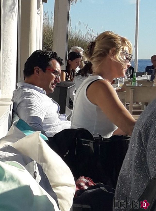 Belén Rueda con Francis Malfatto en las playas de Marbella