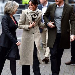 El Príncipe Harry y Meghan Markle, felices y enamorados en su visita a Reprezent FM