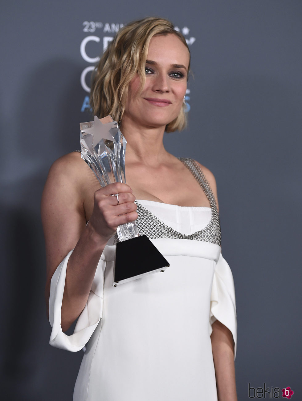 Diane Kruger con su premio en los Critics' Choice Awards 2018