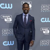 Sterling K. Brown en la alfombra roja de los Critics' Choice Awards 2018