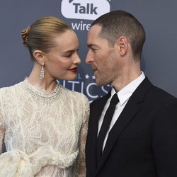 Michael Polish y Kate Bosworth en la alfombra roja de los Critics' Choice Awards 2018