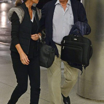 Isabel Preysler y Mario Vargas Llosa charlando en el aeropuerto de Miami tras conocer a los hijos de Enrique Iglesias