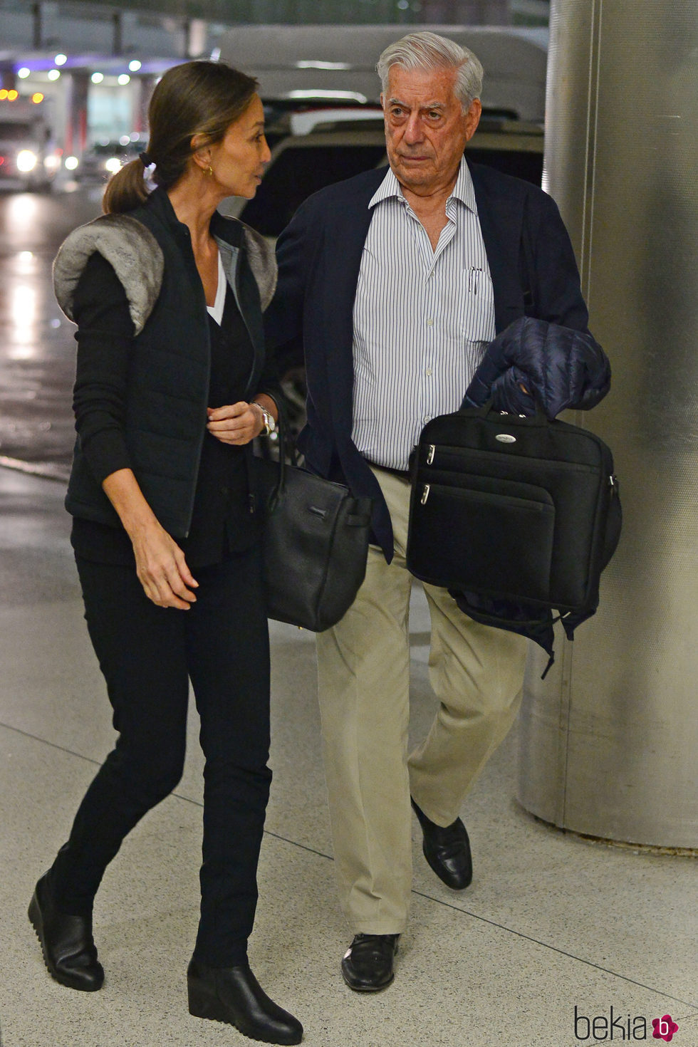 Isabel Preysler y Mario Vargas Llosa charlando en el aeropuerto de Miami tras conocer a los hijos de Enrique Iglesias