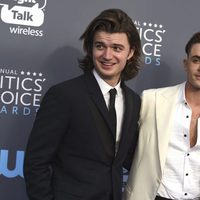 Joe Keery y Dacre Montgomery en la alfombra roja de los Critics' Choice Awards 2018