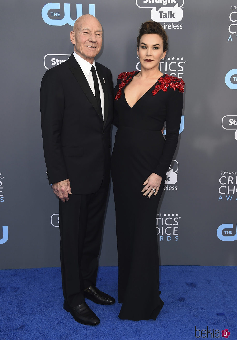 Patrick Stewart y Sunny Ozell en la alfombra roja de los Critics' Choice Awards 2018
