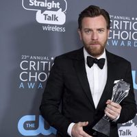 Ewan McGregor con su premio de los Critics' Choice Awards 2018