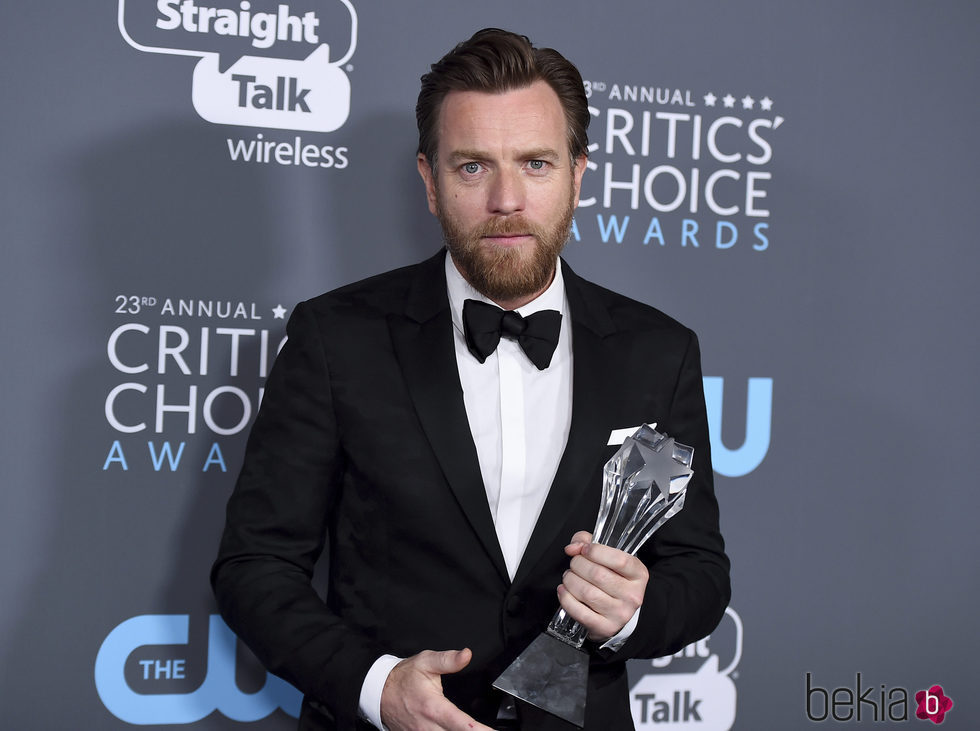 Ewan McGregor con su premio de los Critics' Choice Awards 2018
